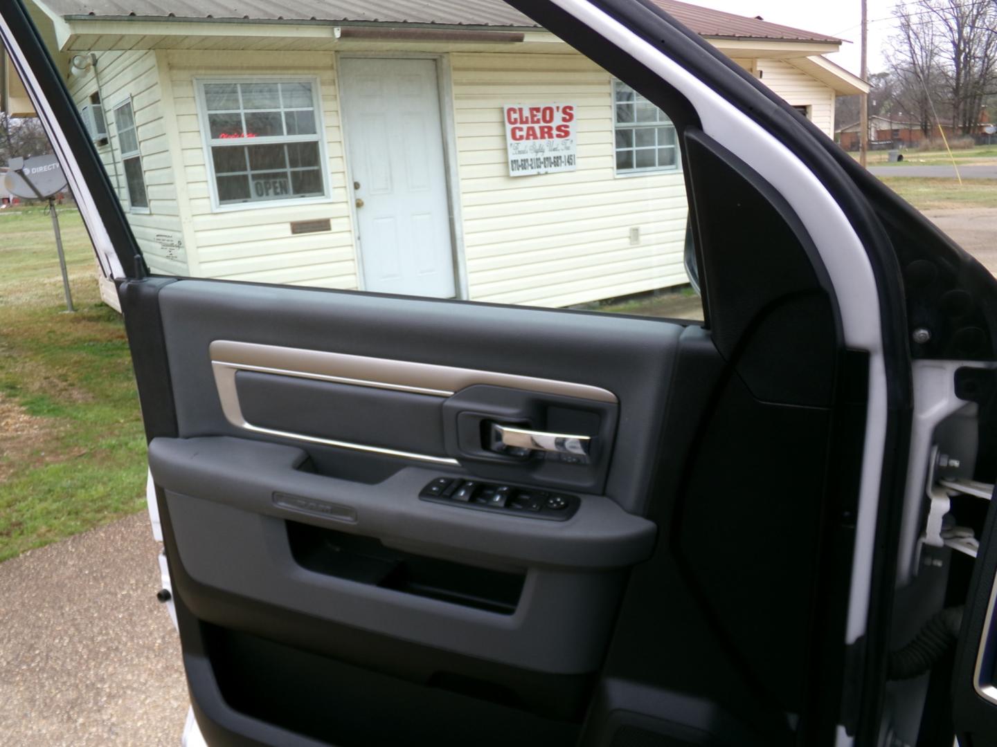 2016 White /Gray RAM 1500 SLT (1C6RR6GGXGS) with an 3.6L engine, 8-speed automatic transmission, located at 401 First NE, Bearden, AR, 71720, (870) 687-3414, 33.726528, -92.611519 - Photo#6